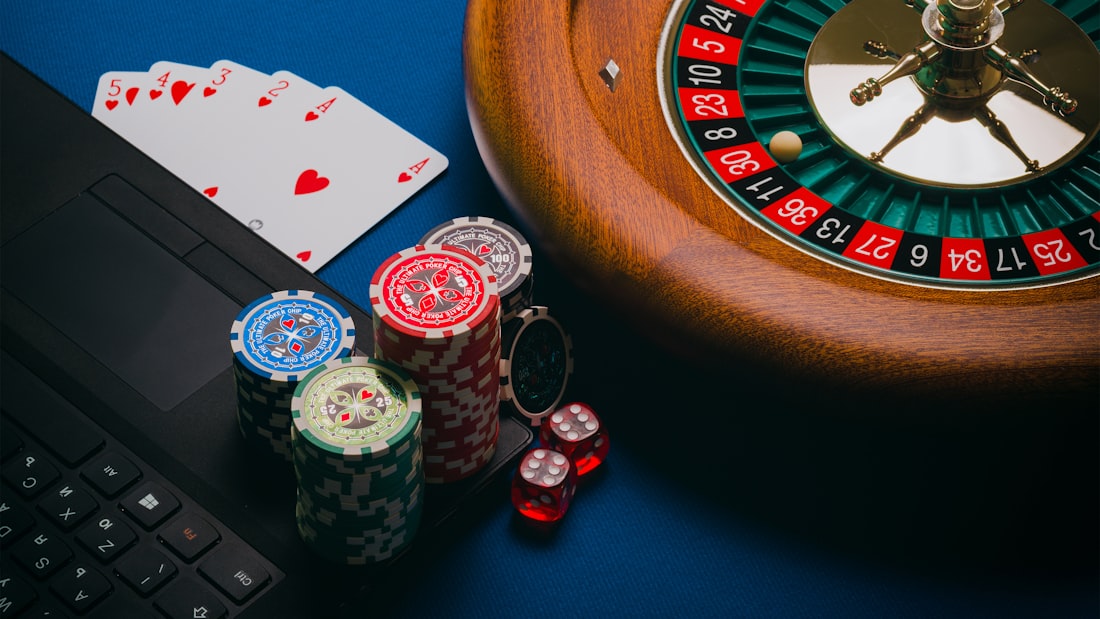 Meja roulette dengan tumpukan chip kasino