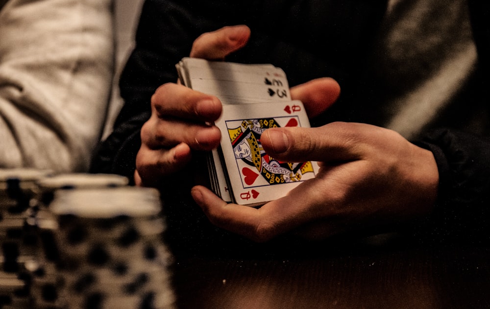 Kartu King of Spades di atas meja poker