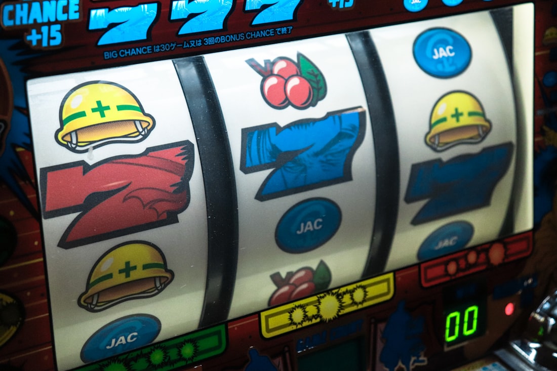 Layar mesin slot dengan simbol 777 di kasino
