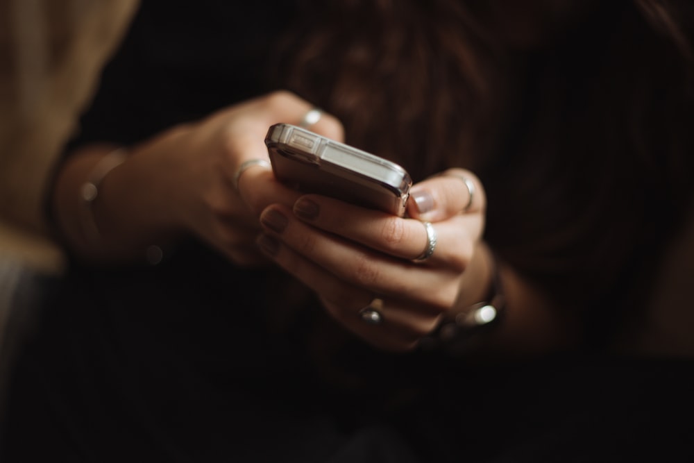 Orang menggunakan ponsel untuk transaksi digital